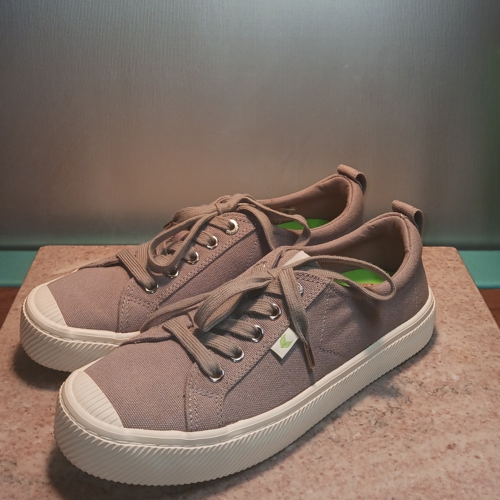 Men's Size 7 Women's Size 8.5 Cariuma Tan White Shoes